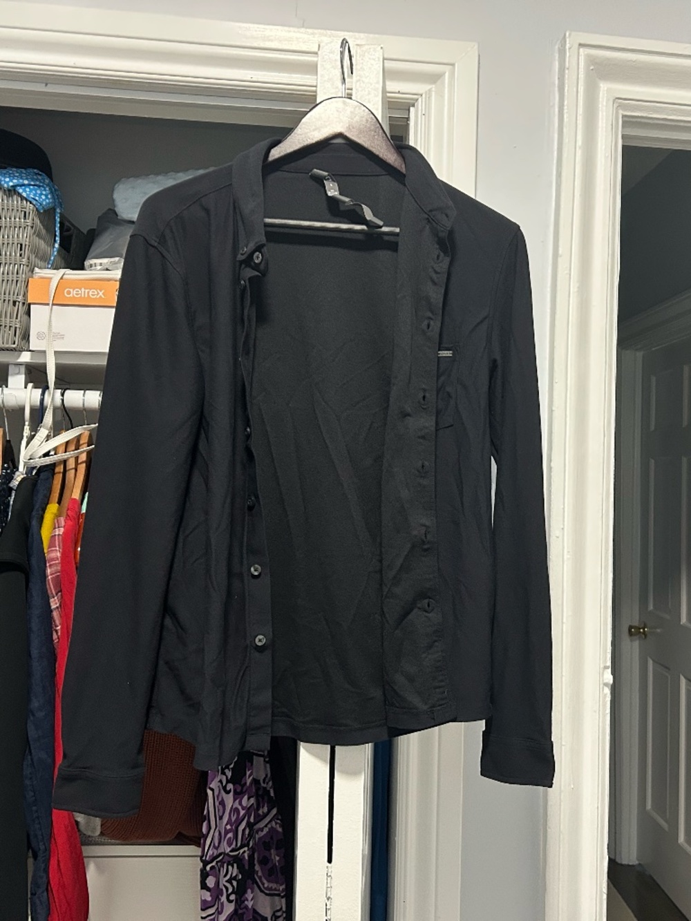 Vuori Small Mens button down black collared shirt, size Small